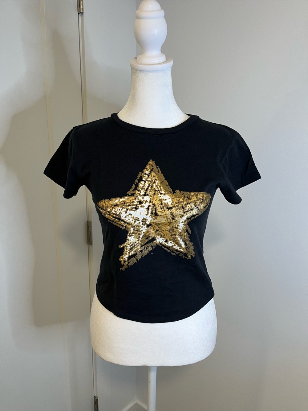 FOREVER 21 Black Gold Star Tee-Shirt - FREE SHIPPING on Bundles $85+